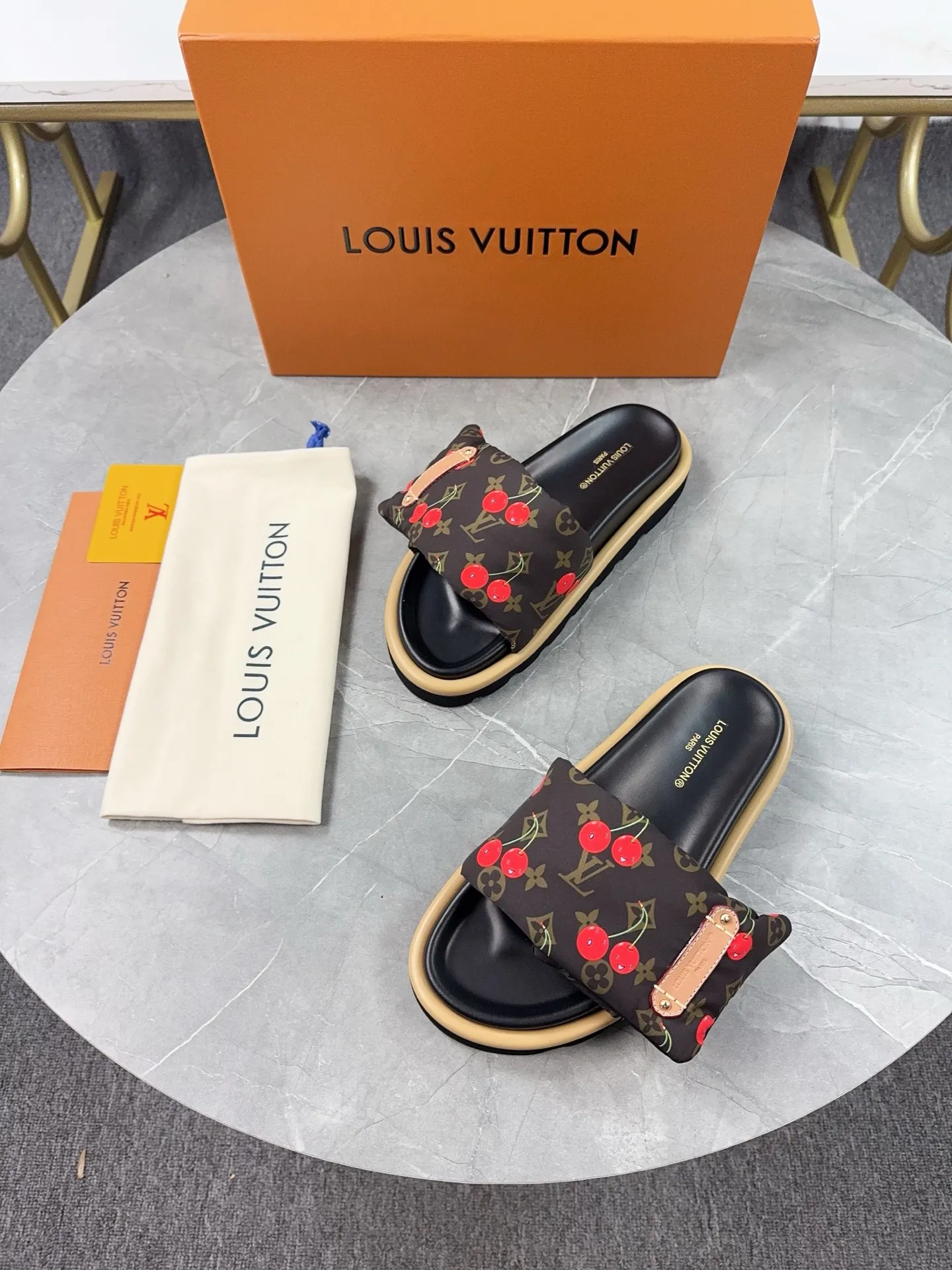 👟👟Ex-factory price 360👟👟 LV Donkey Brand L Family 2025 Hot Style Embossed Logo Embossed Sandals This Pool Pillow Comfort flat sandals are made of technical fabrics and use high-frequency embossing technology to reinterpret the Monogram pattern. Soft padded upper with adjustable Velcro, comfortable and tough insole adds harmonious colors ▪️Fabric: Original customized technical fabric ▪️Lining: soft sheepskin lining ▪️Sole: Original open-molded rubber foam outsole ▪️Size: 35-45